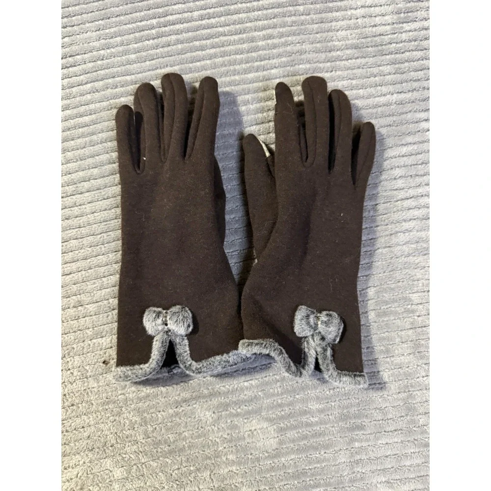 brown winter gloves feature a distinct grey faux fur trim
